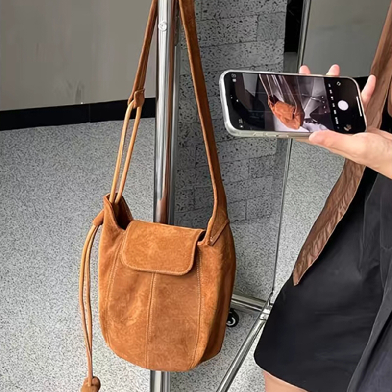 Frosted Suede Bucket Bag Pumpk - đánh giá và giá Interior Design High End